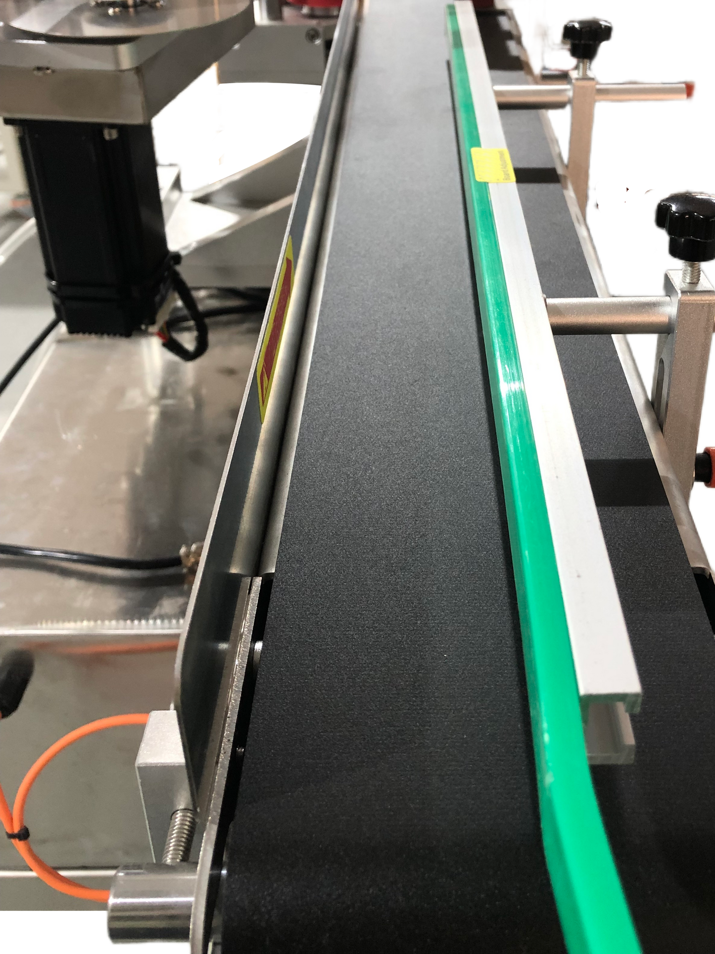 Fully Automatic Desktop Positioning Round Bottle Labeling Machine TB-YP100D